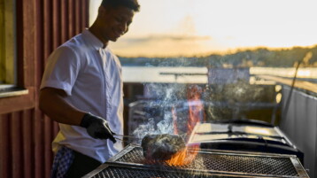 Grillbuffé i Sjöboden. Sommarkvällar med havet intill. Utsikt över stockholm vackra skärgård.