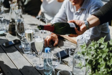 Sommarkrogen Sjöboden serverar vällagad mat och dryck. Sommarkvällar intill havet.