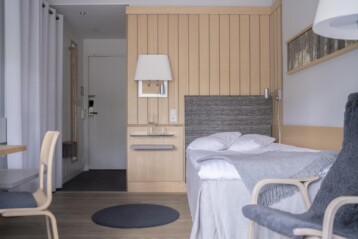 modernt hotellrum ett enkelrum, på djurönäset. Med ljusa träslag och mjuka textilier