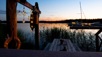 Solnedgång vid Sjöboden. Stockholms skärgård. Båtar och natur i solnedgång