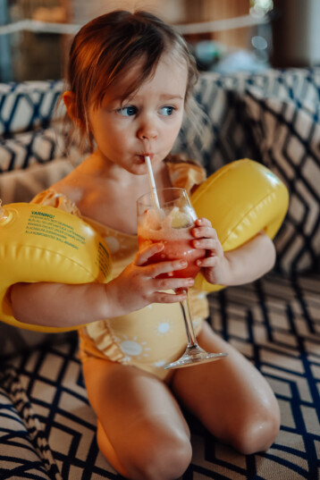 Barn njuter av en lyxig färskpressad juice. Sitter i fin soffa i spaavdelningen