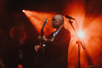 tomas anderson wij spelar i Folkparken på Djurönäset. Konsert i skärgården. Sommarkonsert. Livmusik i skärgården. Fotograf Lisen Gellerstedt
