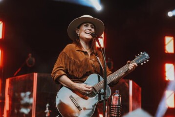 Jill Johnson spelar liv i Folkparken. Fotograf Lisen Gellerstedt