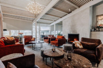 Villa Djuröhäll har gemensamma utrymmen för möten och avslappnande samtal