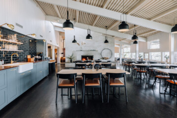 Villa Djuröhäll har ett vackert kök med fin utsikt över havet.