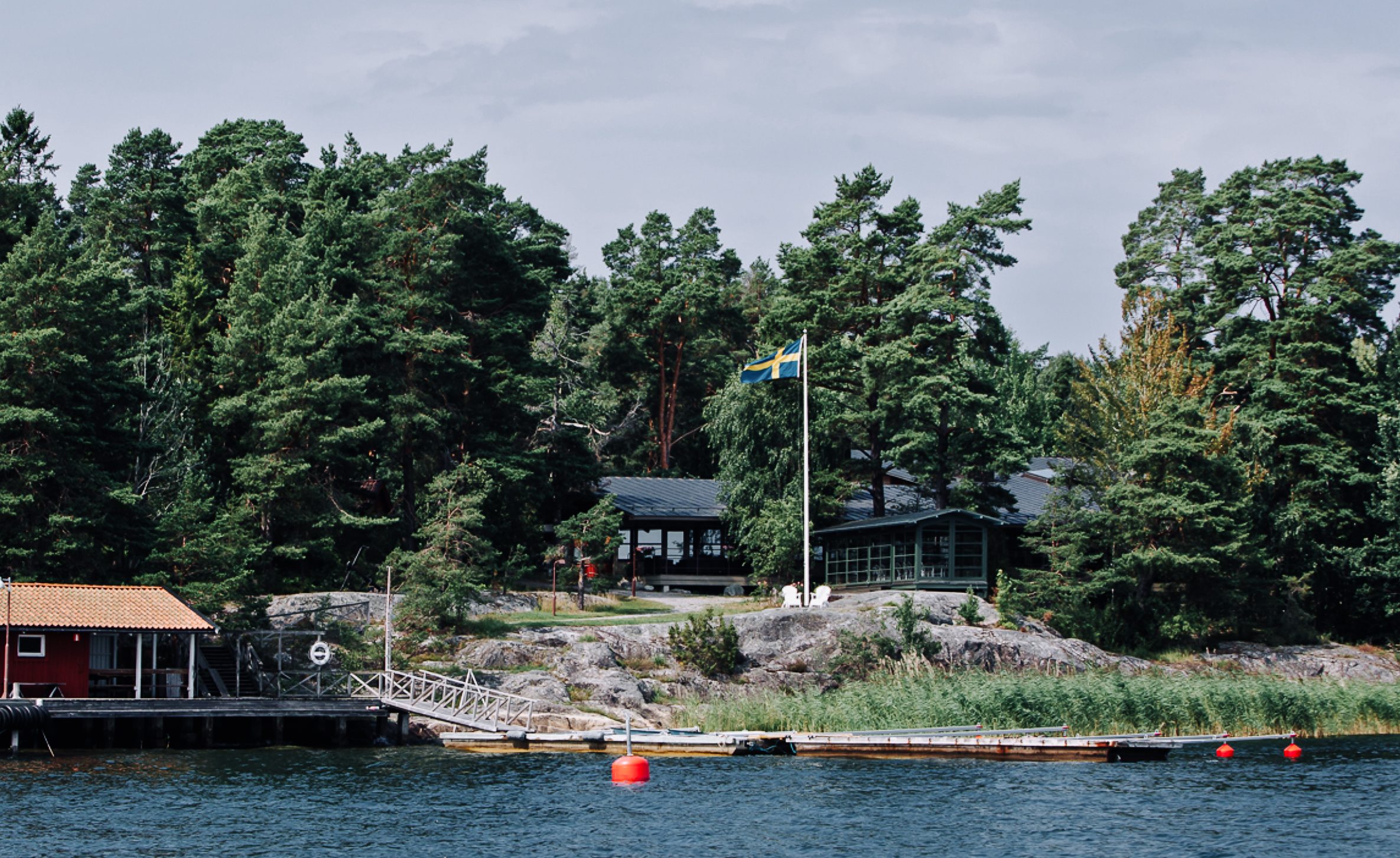 Villa Djuröhäll ligger på en klippa vid havet.